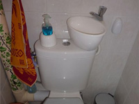 WiCi Mini, kleines Handwaschbecken an praktisch jeder Toilette anpassbar - Herr B (Frankreich - 88) - 1 auf 2