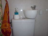 WiCi Mini, kleines Handwaschbecken an praktisch jeder Toilette anpassbar - Herr B (Frankreich - 88) - 2 auf 2