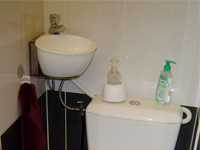 Wandaufstellung des WiCi Mini Handwaschbecken für WC- Herr und Frau C (Frankreich - 72)