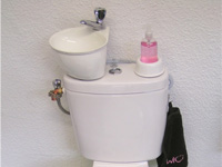 WiCi Mini, das kleines Handwaschbecken für WC - Atelier Création JF Ausstellungsraum (Frankreich - 25) - 1 auf 3