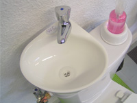 WiCi Mini, das kleines Handwaschbecken für WC - Atelier Création JF Ausstellungsraum (Frankreich - 25) - 2 auf 3