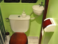 Wandmontage des WiCi Mini Handwaschbecken - Herr und Frau C (Frankreich - 69) - 2 auf 3