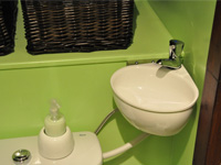 Wandmontage des WiCi Mini Handwaschbecken - Herr und Frau C (Frankreich - 69) - 3 auf 3