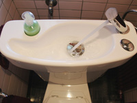 WiCi Concept platzsparende Handwaschbecken, auf das WC anpassbare - Herr und Frau B (Frankreich - 68) - 2 auf 2